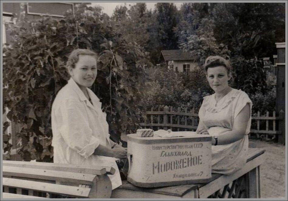 продавчині морозива у Дніпрі у 1950-ті