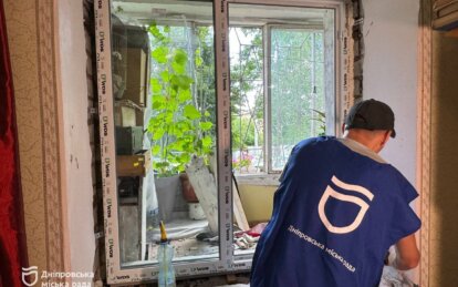 У Дніпрі у будинках ОСББ, пошкоджених ракетним ударом 4 червня, триває заміна вікон - Наше Місто