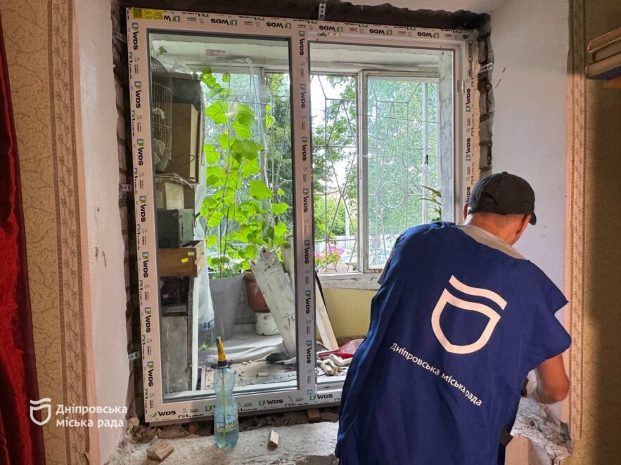 У Дніпрі у будинках ОСББ, пошкоджених ракетним ударом 4 червня, триває заміна вікон - Наше Місто