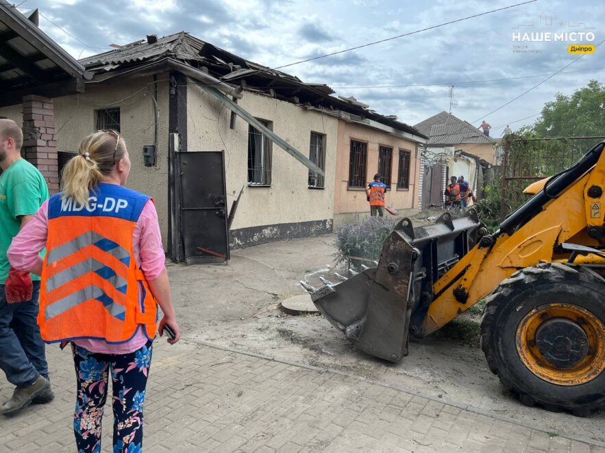 У Дніпрі внаслідок ракетного удару постраждало 16 багатоповерхівок і більше 30 приватних будинків