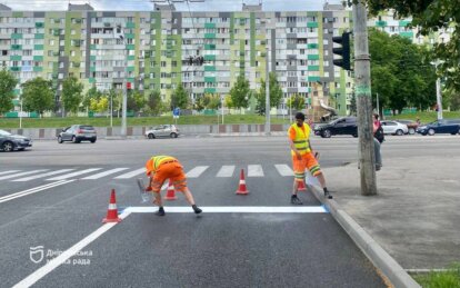 У Дніпрі триває оновлення дорожньої розмітки на вул. Богдана Хмельницького - Наше Місто