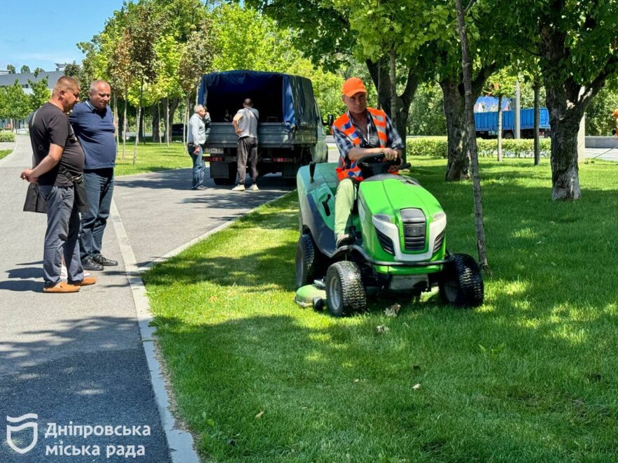 Доглядають за газонами та пильнують, аби не було сміття: комунальники Дніпра піклуються про чистоту міста