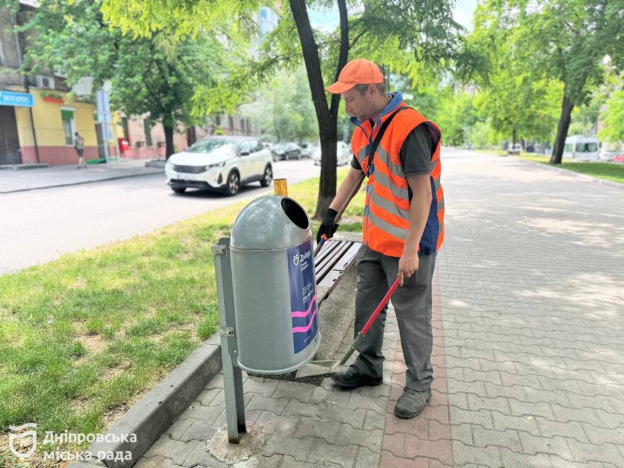 Доглядають за газонами та пильнують, аби не було сміття: комунальники Дніпра піклуються про чистоту міста