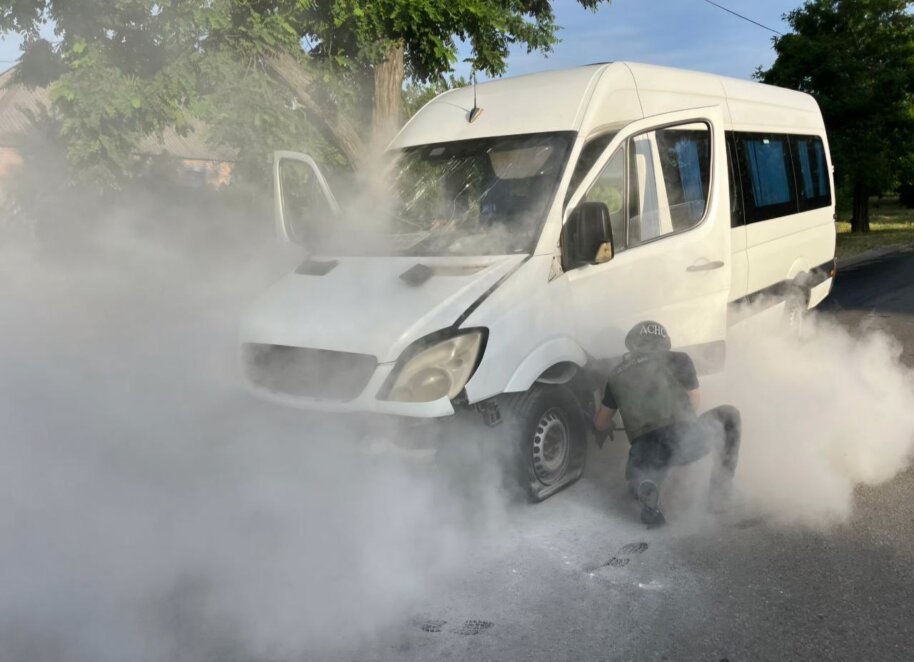 Окупанти ударили безпілотником по рейсовому автобусу у Нікополі: постраждало 4 пасажири