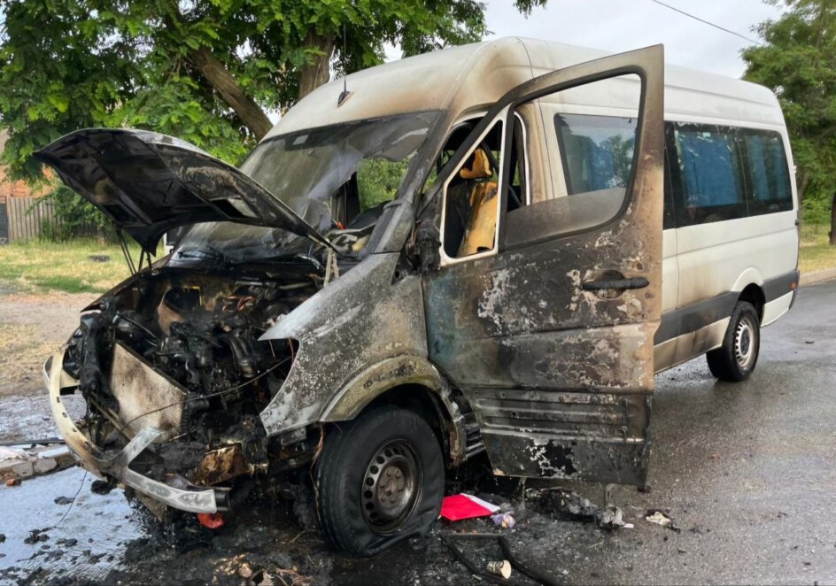 Окупанти ударили безпілотником по рейсовому автобусу у Нікополі: постраждало 4 пасажири