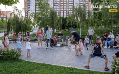 Місце, де живе літо: сквер Прибережний у Дніпрі збирає тисячі людей