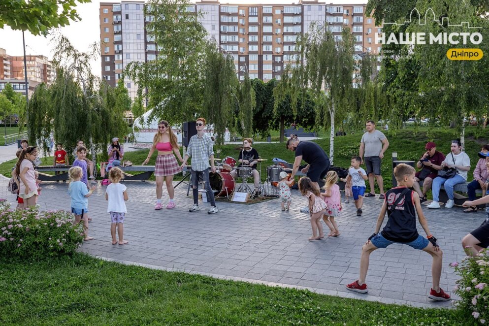 Місце, де живе літо: сквер Прибережний у Дніпрі збирає тисячі людей