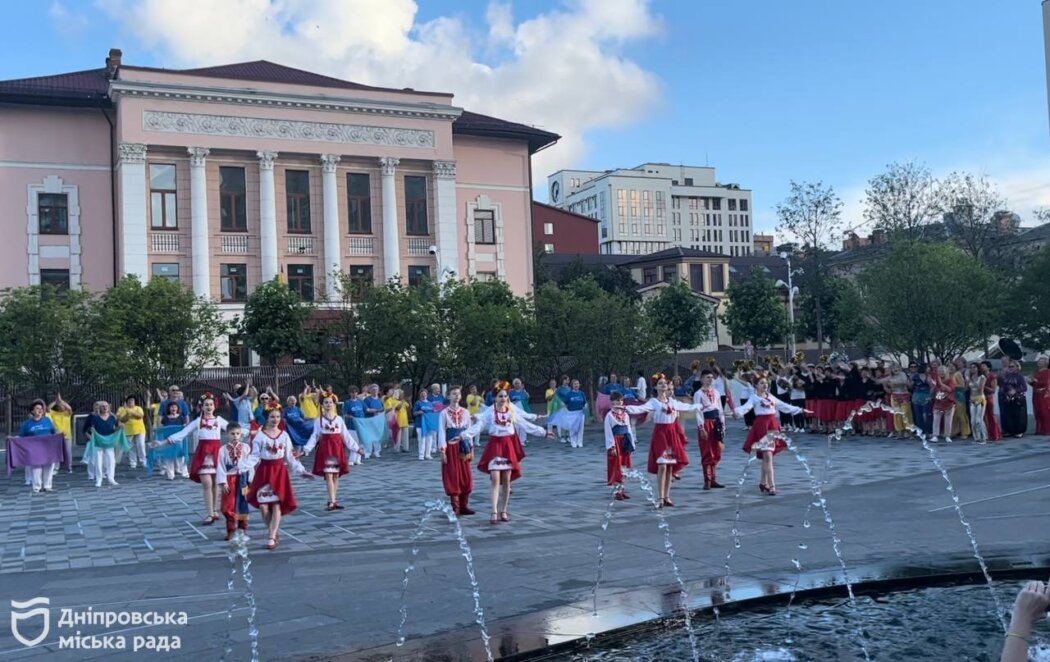 Учасники Університету третього віку запалили на площі Успенській у Дніпрі