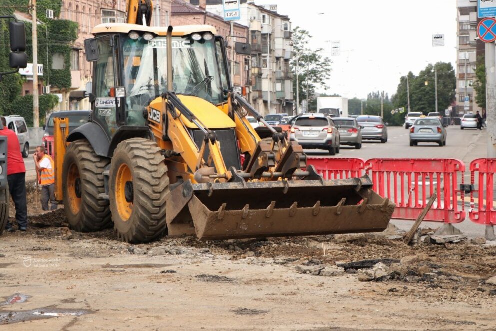 У Дніпрі оновлюють аварійний трамвайний переїзд на розі просп. Лесі Українки та вул. Степана Бандери: коли завершаться роботи 