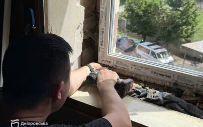 У Дніпрі встановлюють вікна у будинках, які постраждали внаслідок ракетної атаки 4 червня - Наше Місто