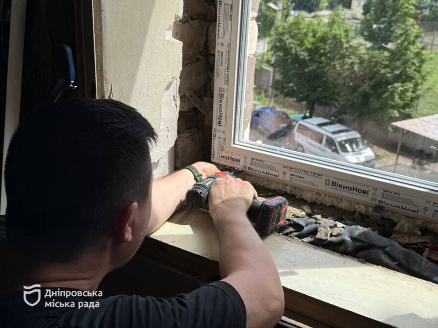 У Дніпрі встановлюють вікна у будинках, які постраждали внаслідок ракетної атаки 4 червня - Наше Місто