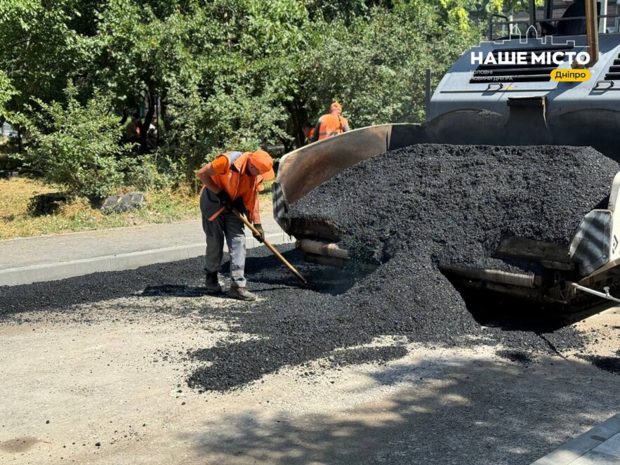 У Дніпрі перевірили, як проходить ремонт зливової мережі, дорожнього та тротуарного покриття вулиці Холодильної