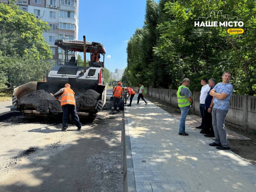 У Дніпрі перевірили, як проходить ремонт зливової мережі, дорожнього та тротуарного покриття вулиці Холодильної