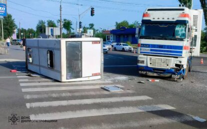 У Кривому Розі зіткнулися автобус і вантажівка: постраждало понад 20 людей