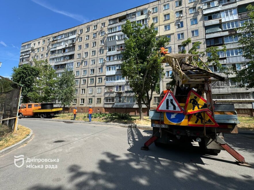 Сучасні світлодіодні світильники і нова повітряна лінія: у дворах у Дніпрі продовжують модернізу-вати зовнішнє освітлення