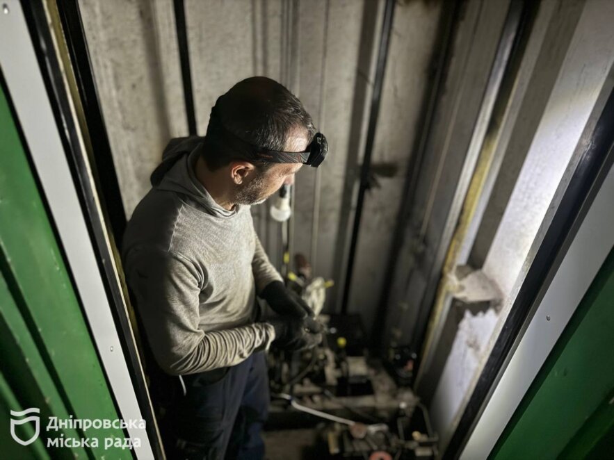 З початку року відремонтовано вже 40 підіймачів: у Дніпрі перевірили, як проходить ремонт аварійних ліфтів