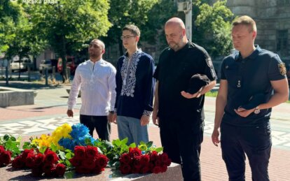 День Конституції України: у Дніпрі поклали квіти до пам'ятника Тарасові Шевченку