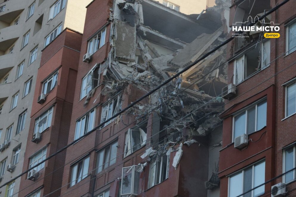 У Дніпрі внаслідок ракетного удару зруйновано 4 поверхи багатоповерхівки: що відбувається на місці 