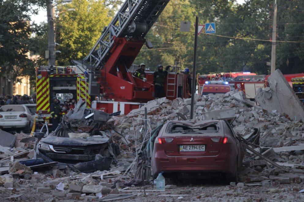 У Дніпрі внаслідок ракетного удару зруйновано 4 поверхи багатоповерхівки: що відбувається на місці 