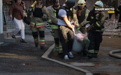 У Дніпрі внаслідок ракетного удару зруйновано 4 поверхи багатоповерхівки: що відбувається на місці