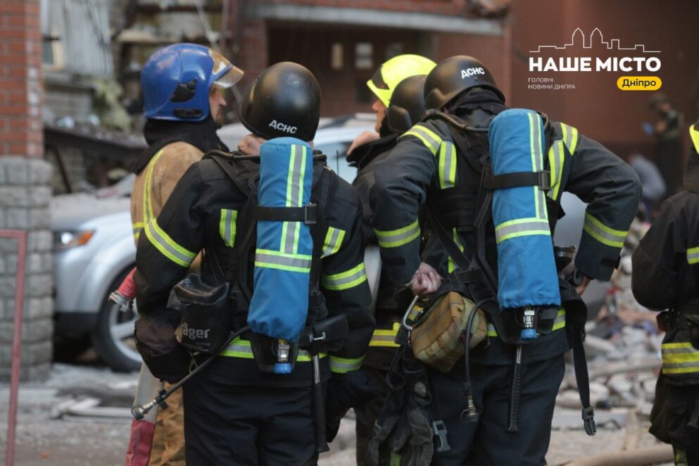 Як у Дніпрі на місці ракетного удару працюють герої-рятувальники