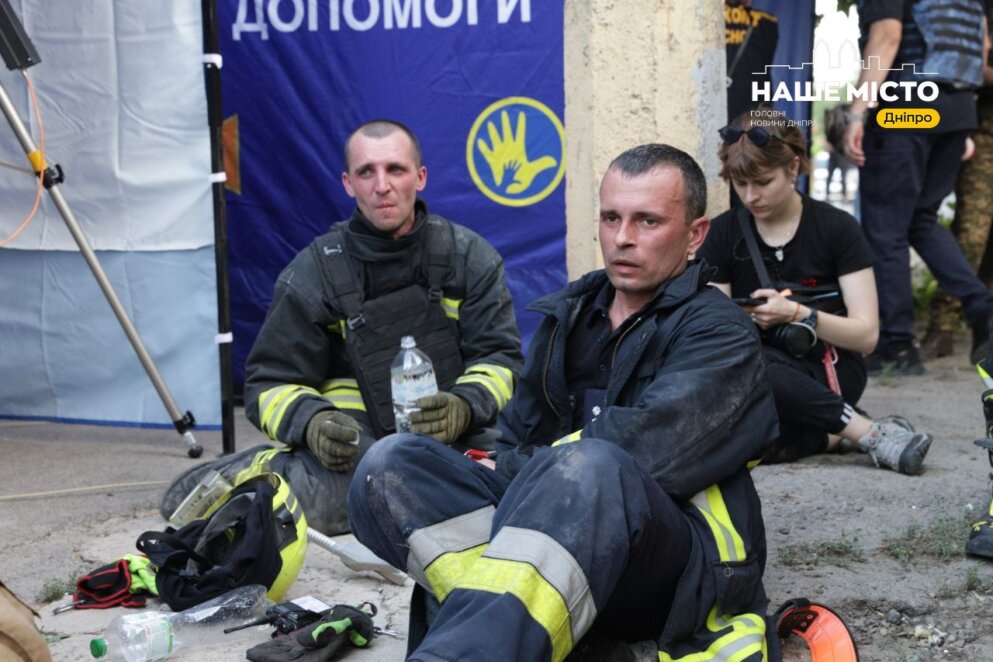 Як у Дніпрі на місці ракетного удару працюють герої-рятувальники
