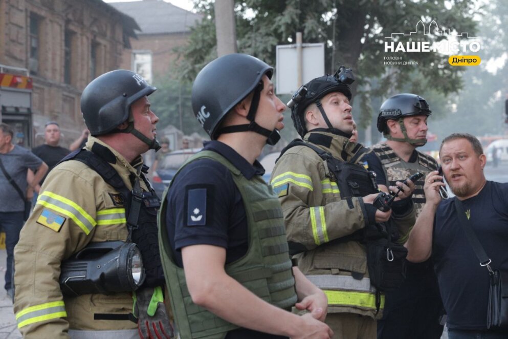 Як у Дніпрі на місці ракетного удару працюють герої-рятувальники