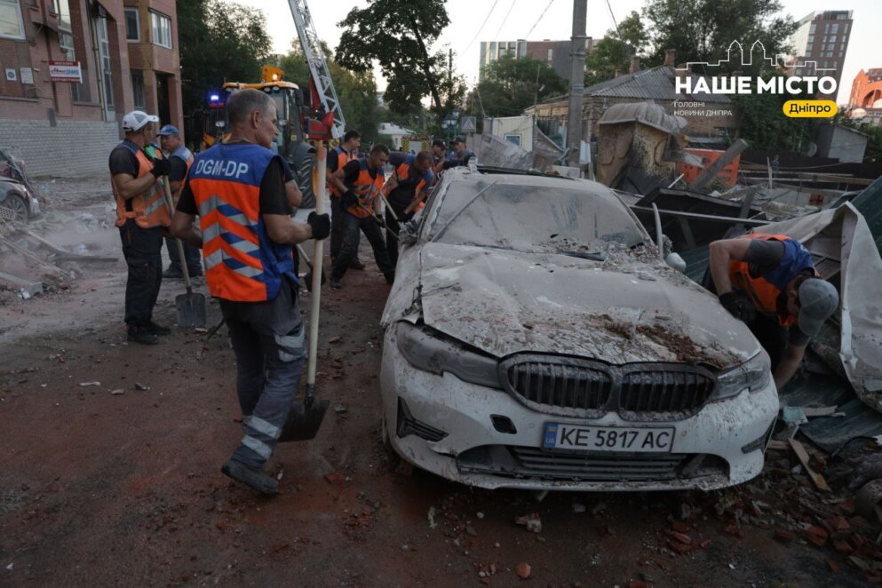 У Дніпрі на місці ракетного удару триває пошуково-рятувальна операція