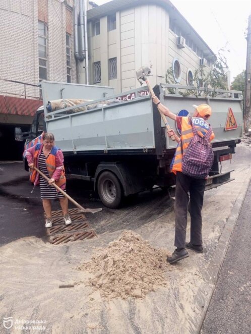 коммунальщики работают на улицах Днепра после ливня