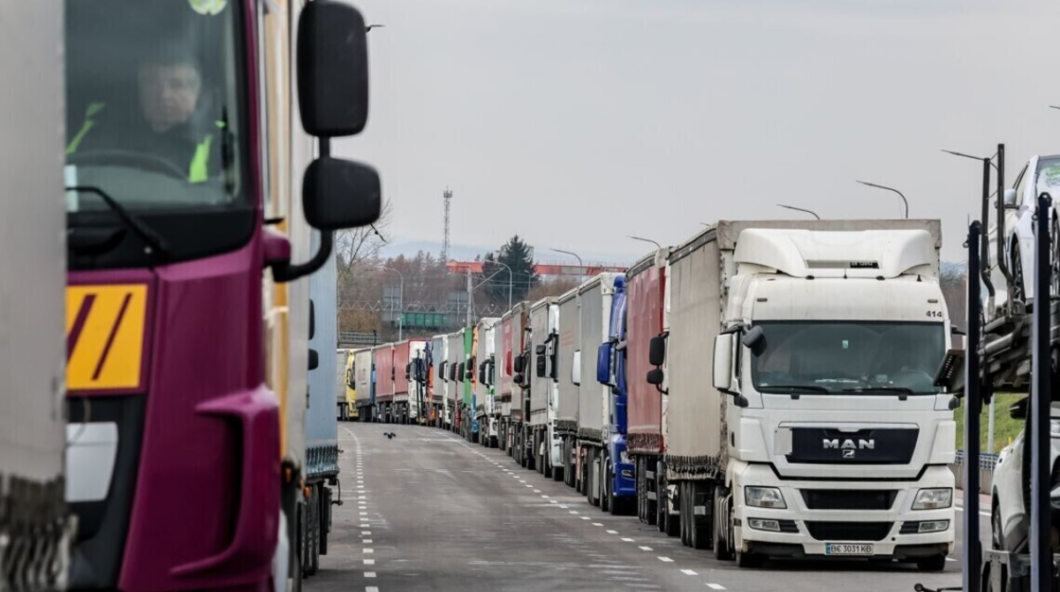 У Дніпрі через аномальну спеку вантажівкам заборонили їздити міськими дорогами