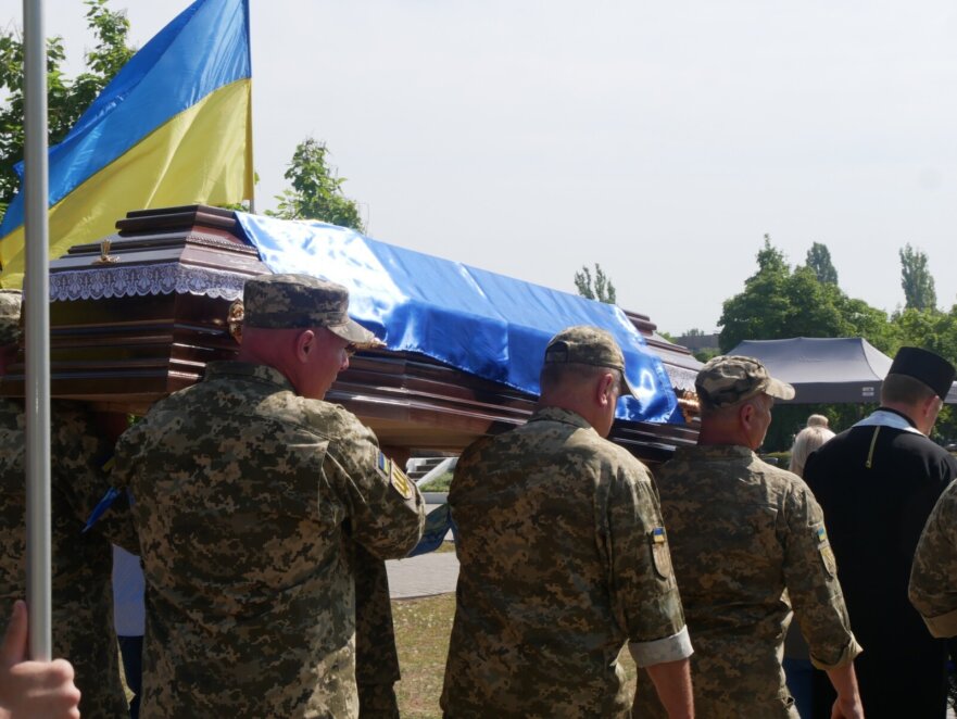 Проводжали в останню путь на колінах: на Дніпропетровщині попрощалися з загиблим Героєм