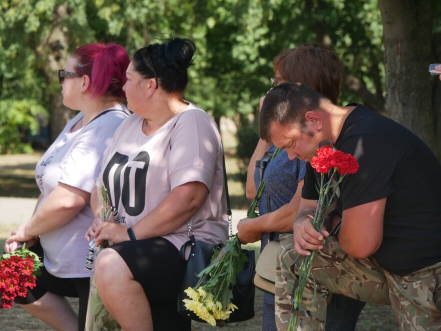 Проводжали в останню путь на колінах: на Дніпропетровщині попрощалися з загиблим Героєм