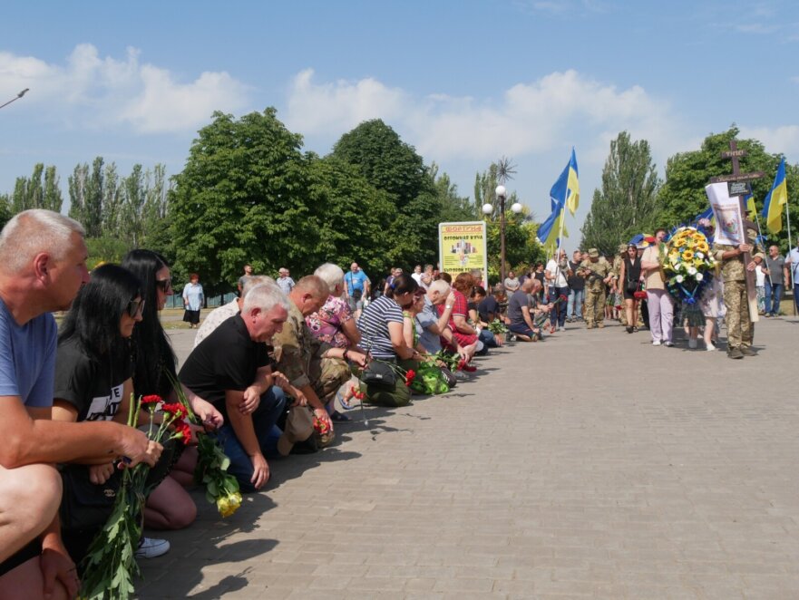 Проводжали в останню путь на колінах: на Дніпропетровщині попрощалися з загиблим Героєм