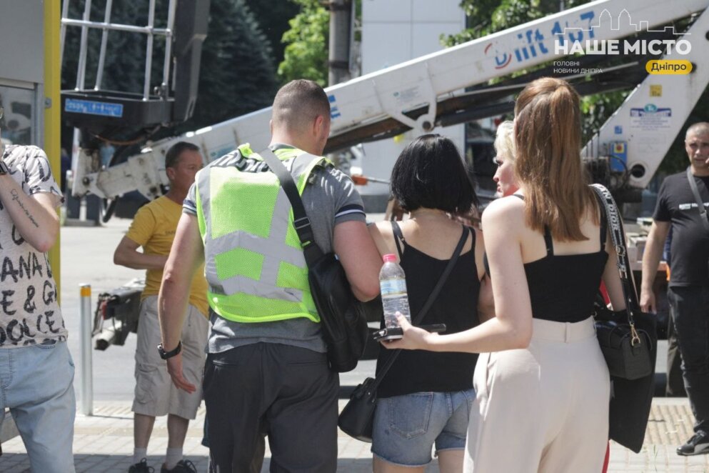 люди на месте ракетного удара в Днепре