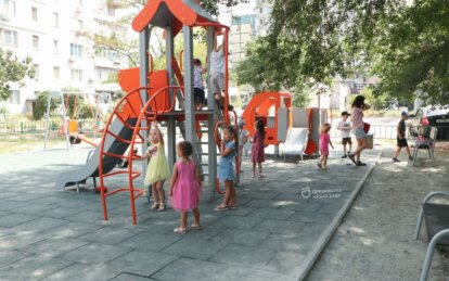 У Дніпрі за проханнями мешканців тривають ремонти аварійних дитячих майданчиків