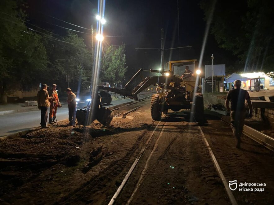 У Дніпрі на Соборній площі кипить робота вночі: ремонтують трамвайну колію