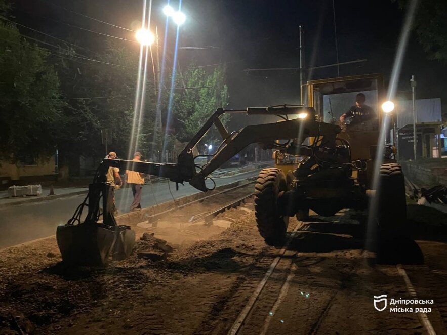 У Дніпрі на Соборній площі кипить робота вночі: ремонтують трамвайну колію