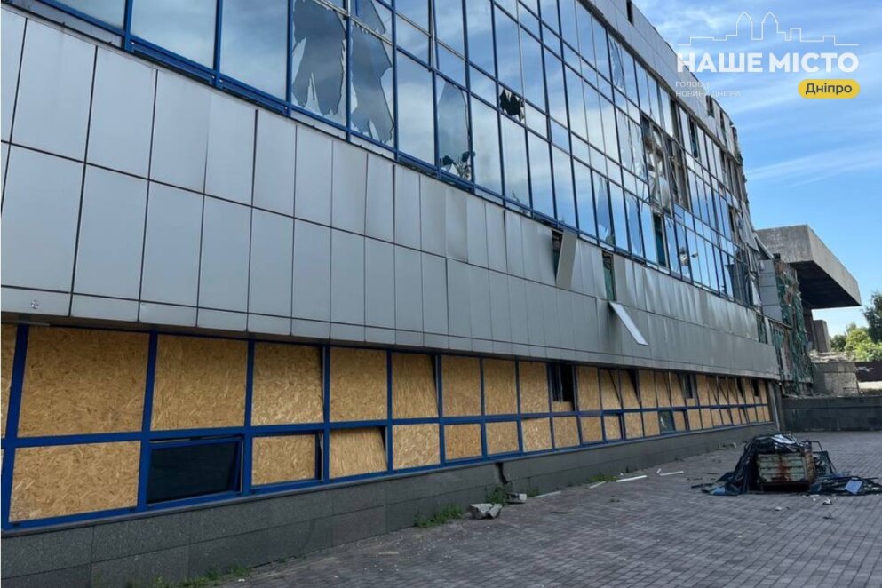 у будівлі спорткомплекса у Дніпрі вибило вікна