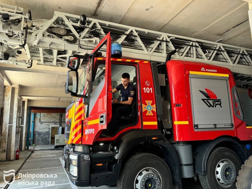 Дістає 18 поверху: у Дніпрі єдина на всю Україну пожежна драбина вперше виїхала на ліквідацію наслідків атаки - Наше Місто