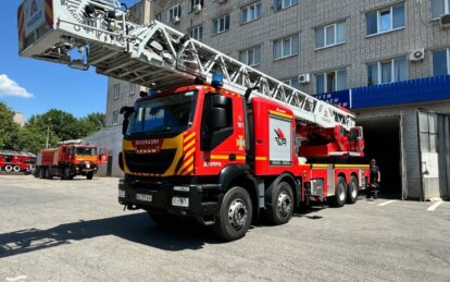 Дістає 18 поверху: у Дніпрі єдина на всю Україну пожежна драбина вперше виїхала на ліквідацію наслідків атаки - Наше Місто