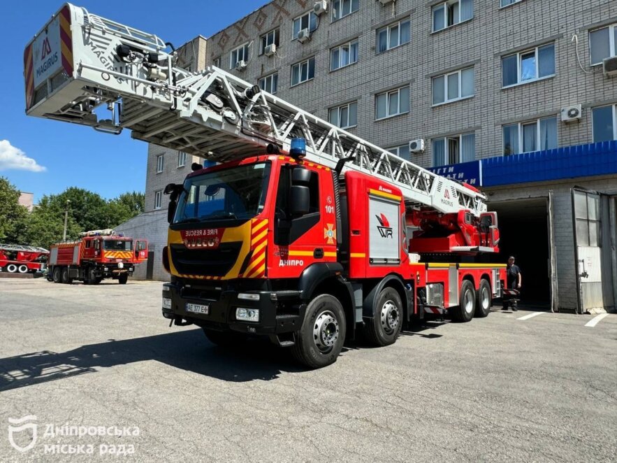 Дістає 18 поверху: у Дніпрі єдина на всю Україну пожежна драбина вперше виїхала на ліквідацію наслідків атаки - Наше Місто