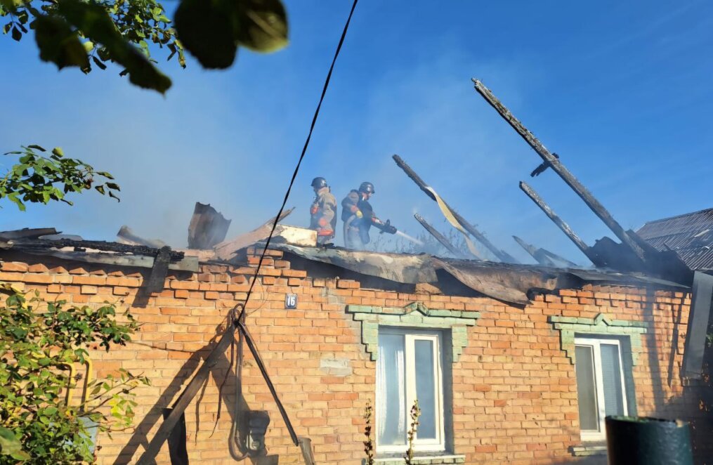 Нікополь знову зазнав ворожого обстрілу: пошкоджені будівлі, виникла пожежа