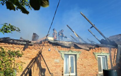 Нікополь знову зазнав ворожого обстрілу: пошкоджені будівлі, виникла пожежа