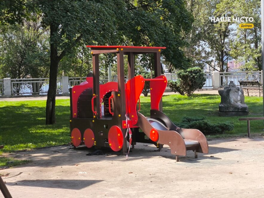 У Дніпрі триває ремонт майданчика на Сонячній Набережній, 6А