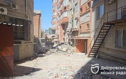Прибирають сміття та уламки: у Дніпрі комунальники ліквідовують наслідки ракетних обстрілів
