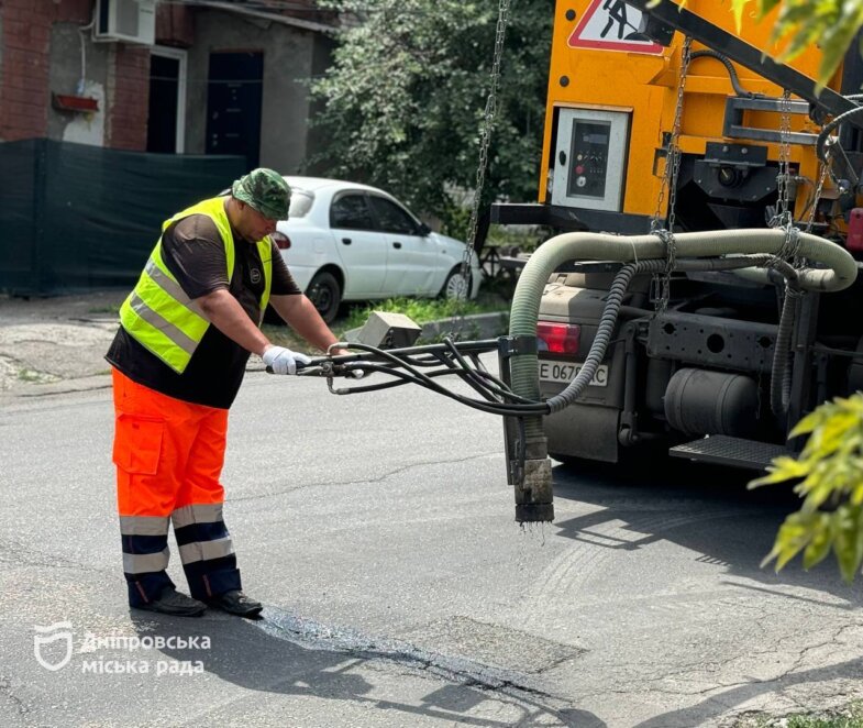 В Днепре продолжают устранять аварийную ямочность с помощью современной установки: где производят работы