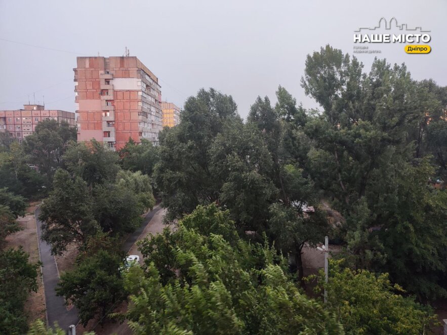 Дніпро накрила негода: у місті гроза і сильна злива