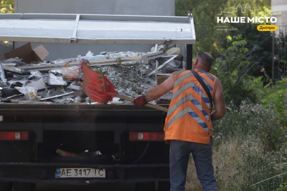 Комунальники ліквідують наслідки масованої ракетної атаки - Наше Місто