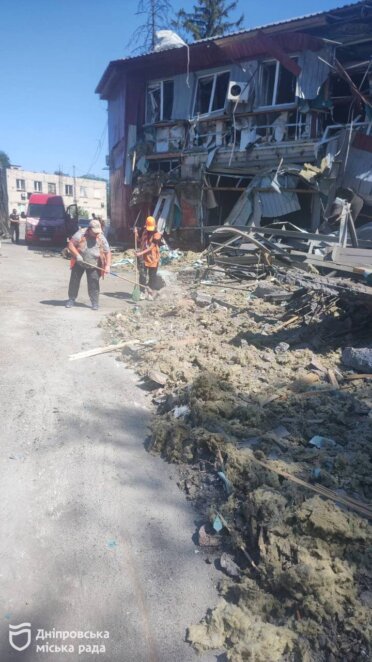 У Дніпрі комунальники майже добу працюють у постраждалих від ворожих обстрілів районах міста