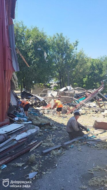 У Дніпрі комунальники майже добу працюють у постраждалих від ворожих обстрілів районах міста